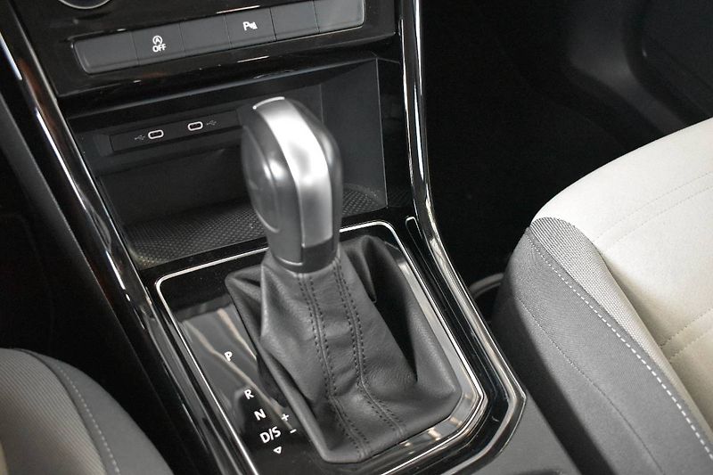 Volkswagen Touran (2022) 1.5TSI 110kW DSG, LED, 7 míst - fotka 18 z 28