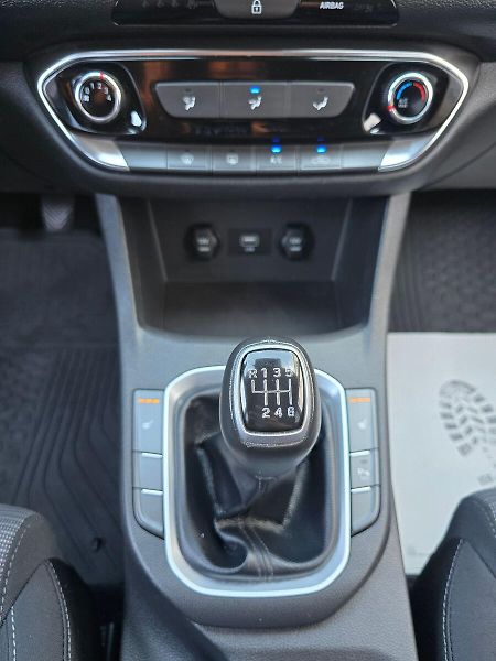 Hyundai i30 1.6CRDi COMFORT LED KAMERA NAV - fotka 12 z 39