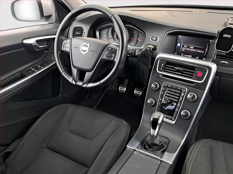 Volvo V60 (2017) D3 2.0, Navi, Tempomat - fotka 7 z 18