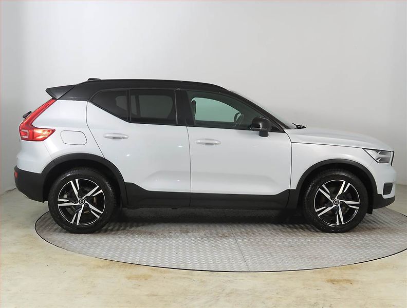 Volvo XC40 (2019) R-Design D4 AWD - fotka 6 z 27