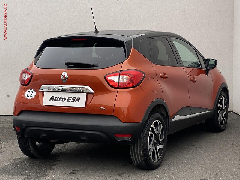 Renault Captur (2015) 1.2 TCe, Intense, AT, navi - fotka 4 z 17