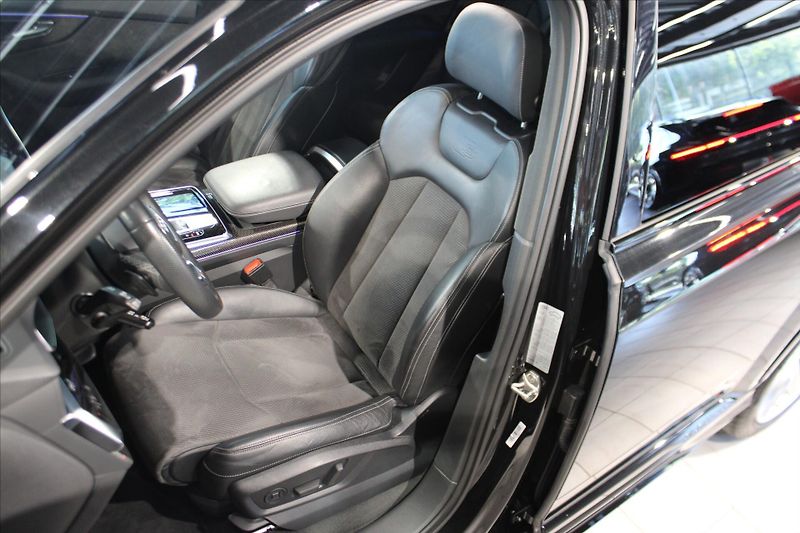 Audi Q7 50 TDi quattro Competition Plu - fotka 10 z 39