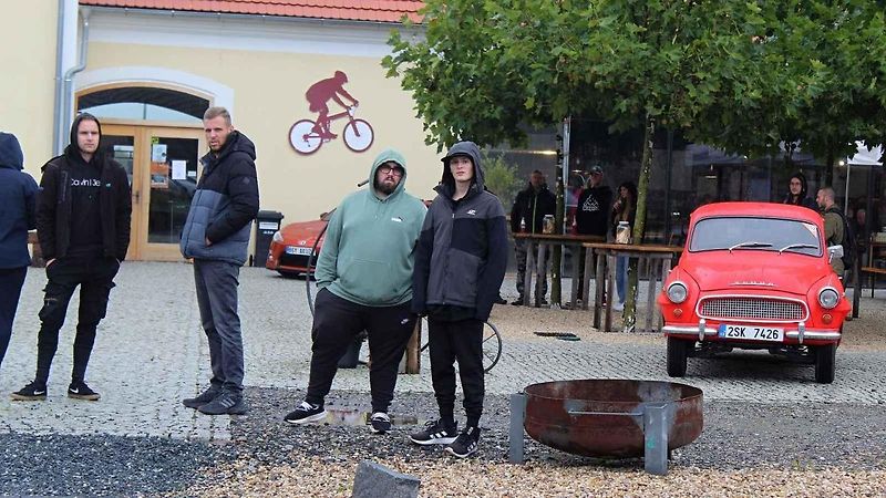 Z podzimního autosrazu v areálu Pivovaru Holanďan v Hlízově.