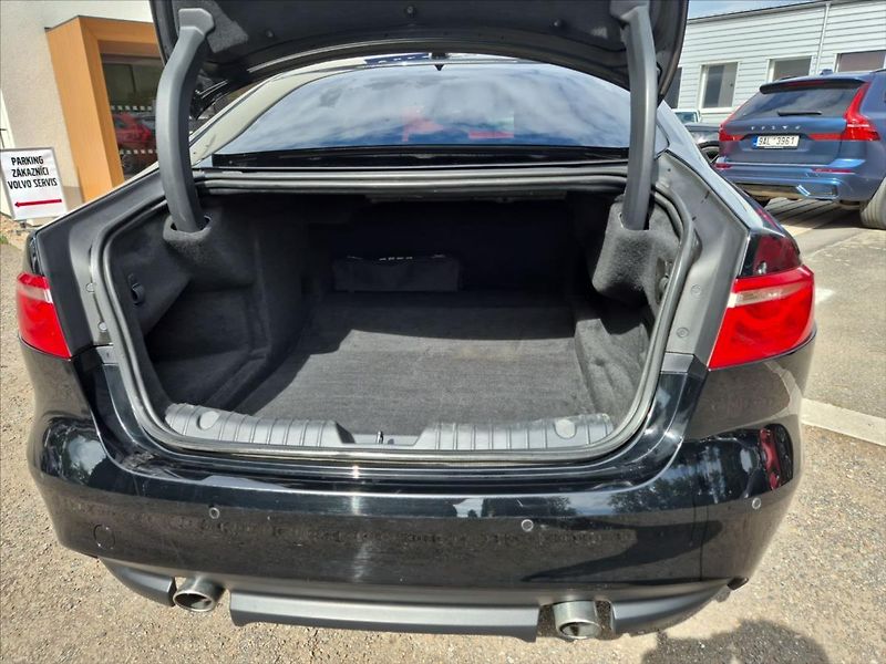 Jaguar XF 2,0 25t AWD Prestige - fotka 11 z 17