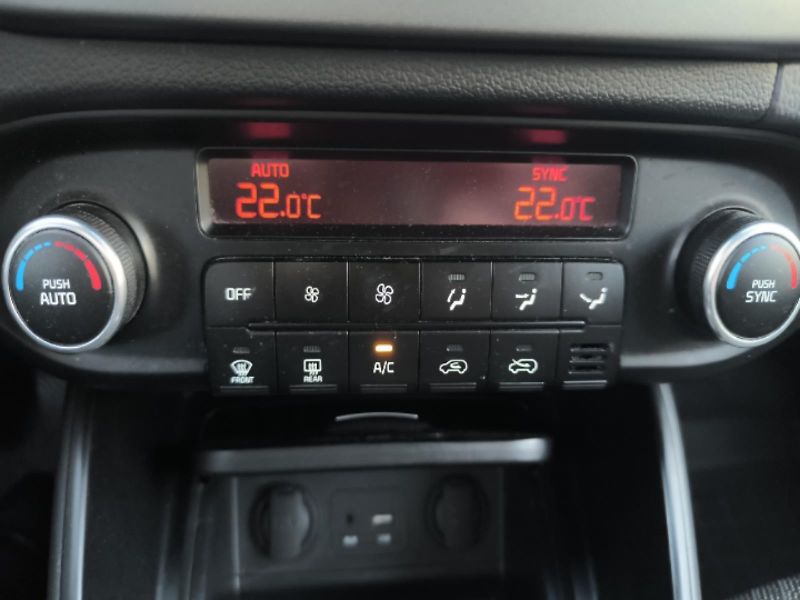 Kia Carens 1.6 i - fotka 18 z 26