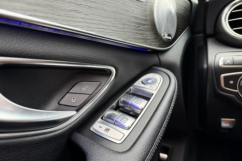 Mercedes-Benz Třídy C (2018) C 200 4Matic AMG Line - fotka 16 z 46