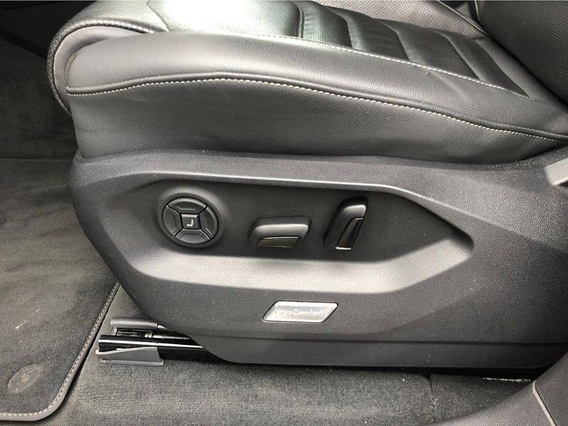 Volkswagen Touareg 3.0 TDI R-Line - fotka 27 z 30