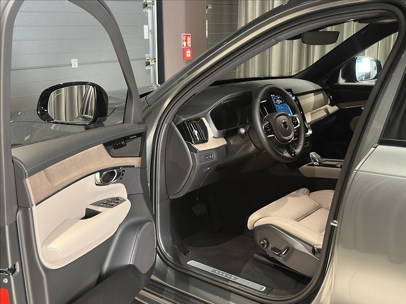 Volvo XC90 (2026) 2,0 T8  Plus Dark - fotka 16 z 37