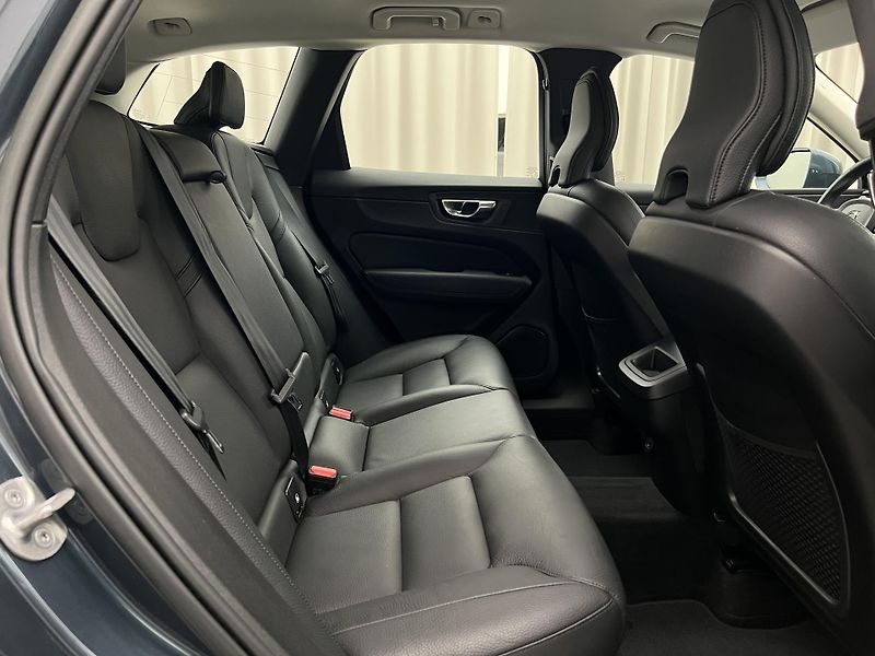 Volvo XC60 B4 AWD MOMENTUM PRO AUT - fotka 21 z 40