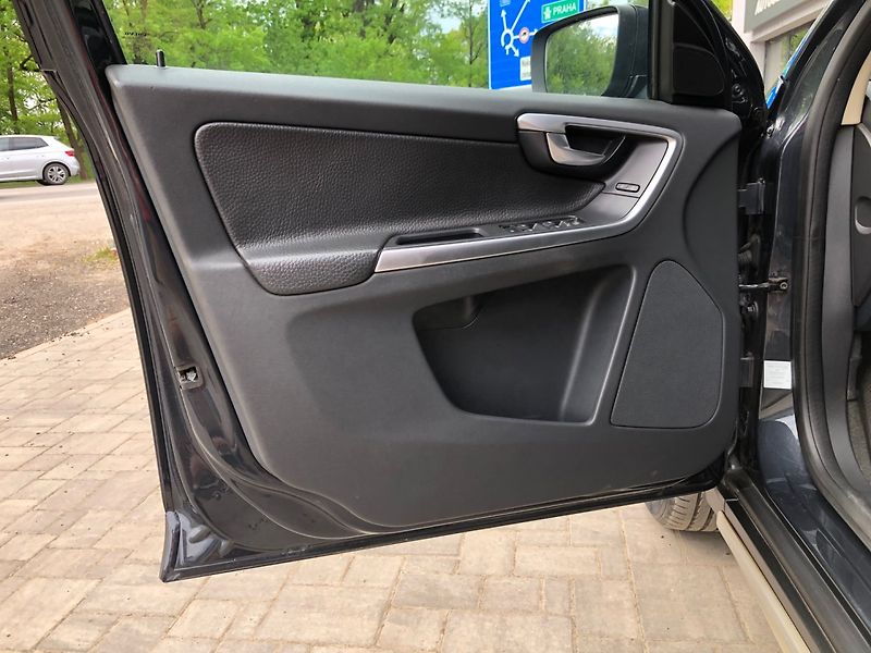 Volvo XC60 (2010) 2.4 D5 AWD - fotka 8 z 33
