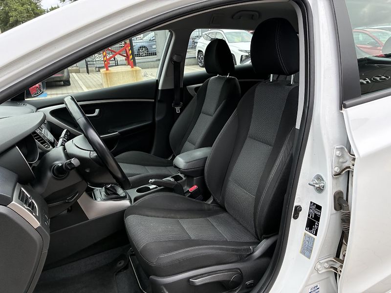 Hyundai i30 1,6i 99kW TAŽNÉ - fotka 10 z 25