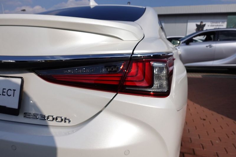 Lexus ES 300h ZLEVNĚNO 2,5HSD Elegance Plus - fotka 36 z 37