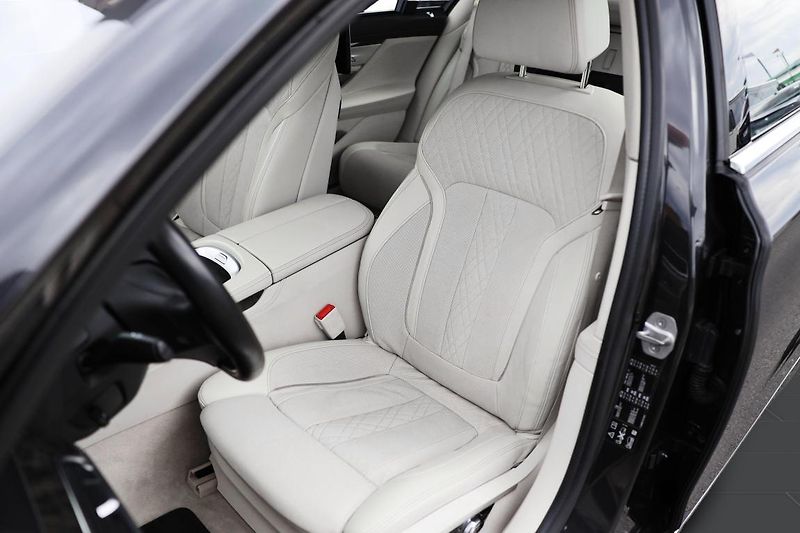 BMW Řada 7 750Li xDrive - fotka 12 z 25