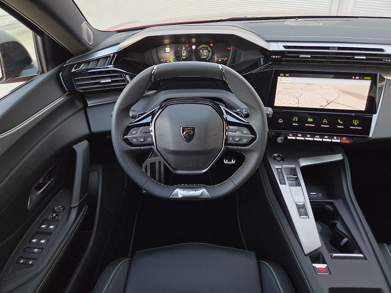Peugeot 408 (2026) GT Hybrid 145 e-DCS6 - fotka 12 z 16