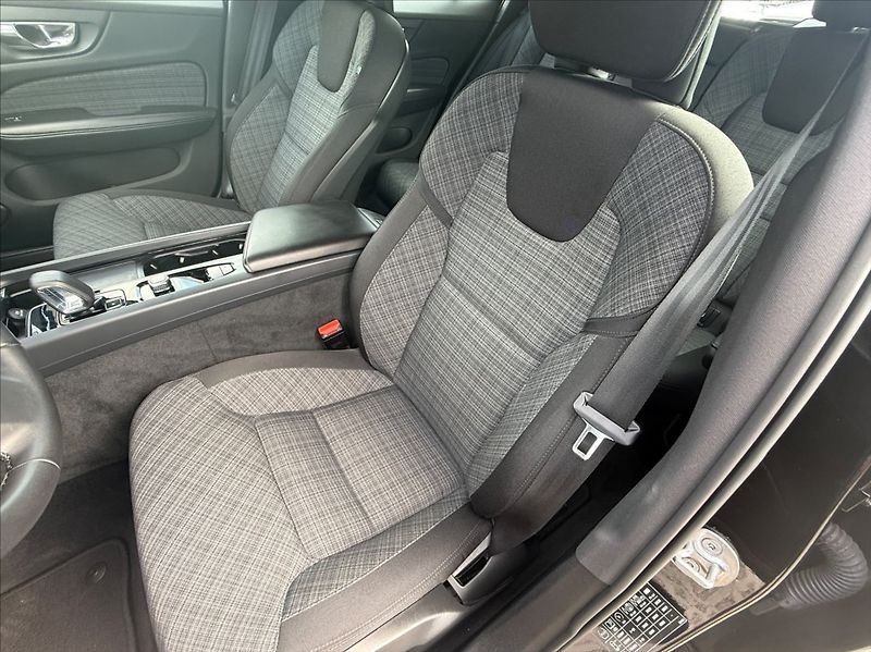 Volvo V60 2,0 I B3 CORE AT 120kW - fotka 13 z 17
