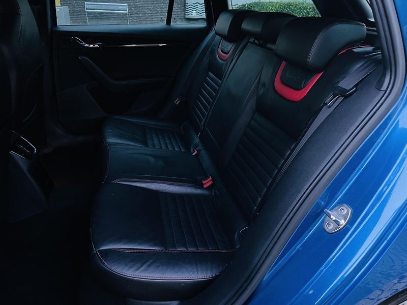 Škoda Octavia 2.0TDI VRS AUTOMAT SENZORY LED - fotka 27 z 45