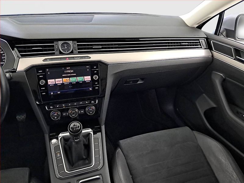 Volkswagen Passat (2017) Highline 2.0 TDI, Serv.kniha - fotka 8 z 19