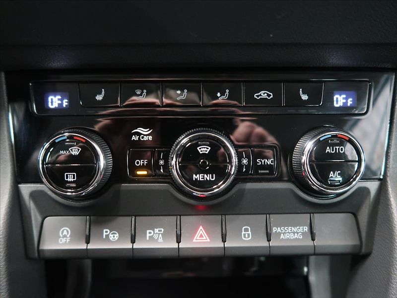 Škoda Karoq 2,0 TDI DSG Tour 1.majitel - fotka 28 z 42