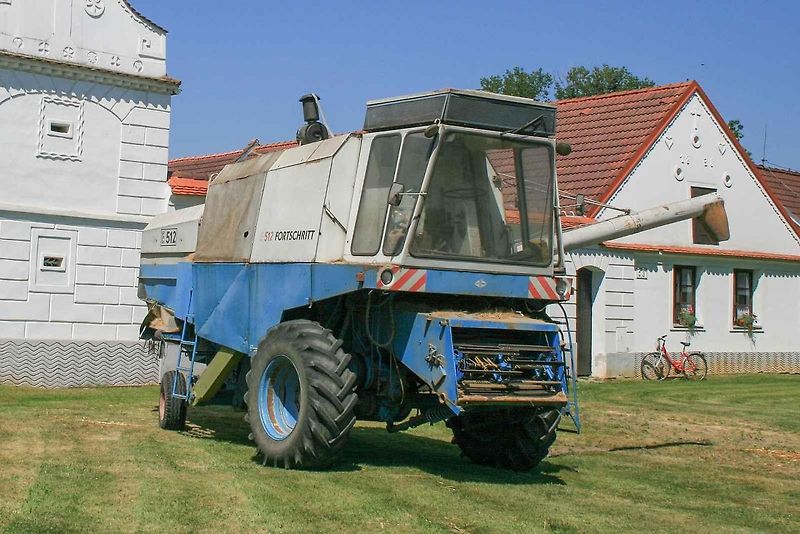 Kombajn Fortschritt E 512 byla první sklízecí mlátičkou, která byla kompletně vyvinuta výhradně v tehdejší Německé demokratické republice.