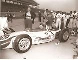Dan Gurney během závodu 500 mil Indianapolis v roce 1962. Na jeho vozu pracoval designér John Crosthwaite.