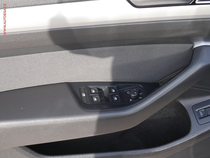 Volkswagen Passat (2015) 2.0 TDi, Comfortline, panor - fotka 16 z 18
