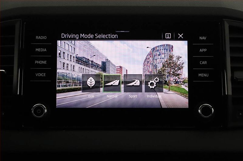 Škoda Karoq (2025) 1.5 TSI, SPORTLINE, AUTOMAT - fotka 18 z 24