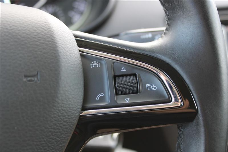 Škoda Octavia 2,0 TDi  AMBITION, DIG. KLIMA - fotka 17 z 23