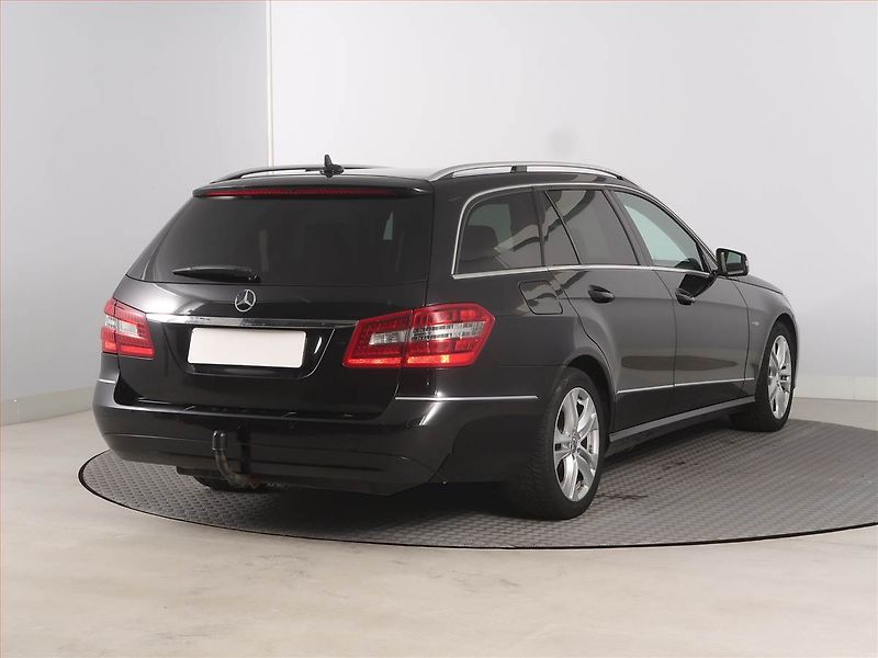 Mercedes-Benz Třídy E (2010) E 250 CDI, Automat, Navi - fotka 5 z 19