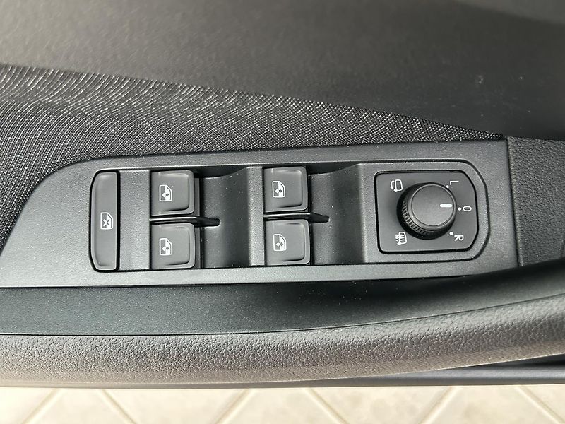 Škoda Scala 1.0 TSI Top selection - fotka 18 z 28