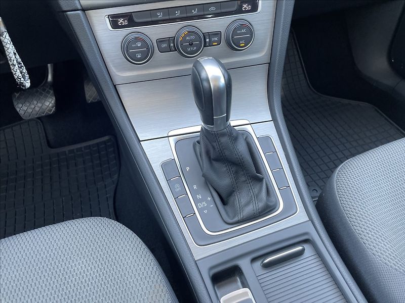 Volkswagen Golf 1,2 TSI 77KW DSG,ČR.1.MAJ. - fotka 11 z 33