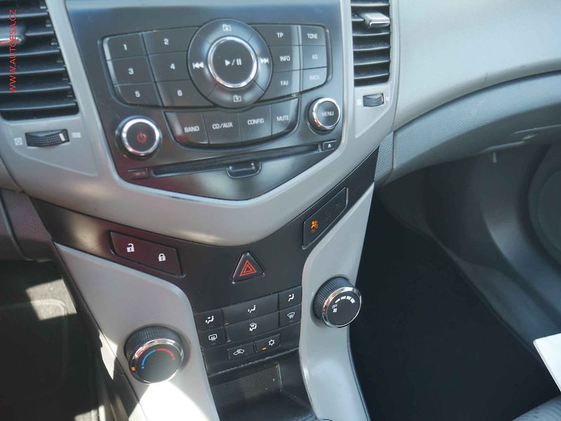 Chevrolet Cruze (2009) 1.6i, ČR, AC, tažné - fotka 11 z 14