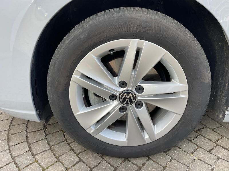 Volkswagen Golf VIII 1,0TSI - fotka 9 z 21