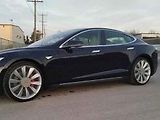 Aerodynamické kryty kol na Tesla Model 3.