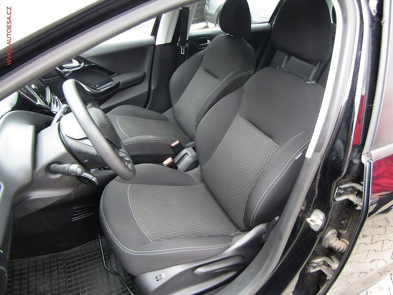 Peugeot 208 (2018) 1.2i, ČR, AC - fotka 9 z 20