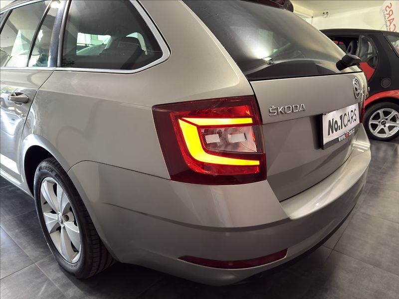 Škoda Octavia 1,6   TDI DSG STYLE+ VIRTU ACC - fotka 37 z 43