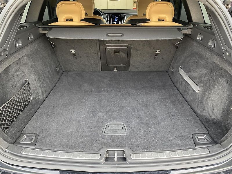 Volvo V60 2.0 T5 AUT Inscription Auto - fotka 27 z 28