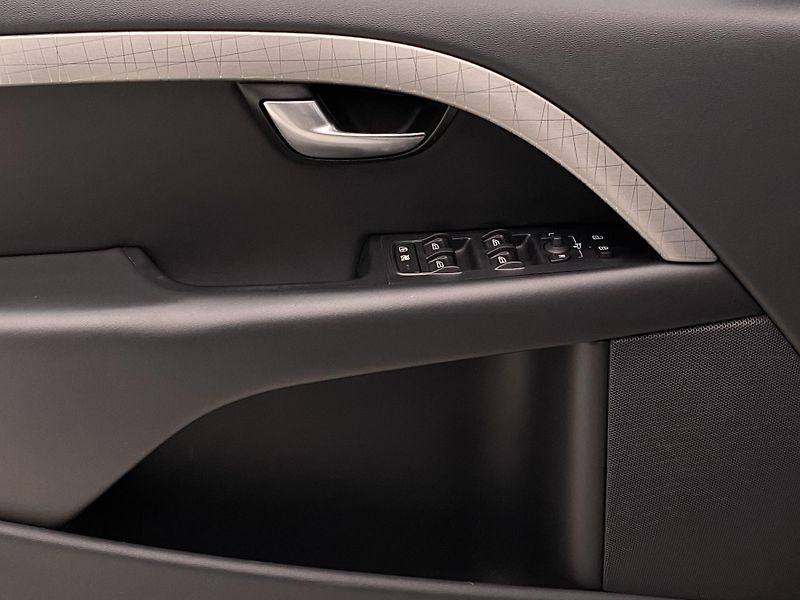 Volvo XC70 D5 AWD MOMENTUM - fotka 7 z 36
