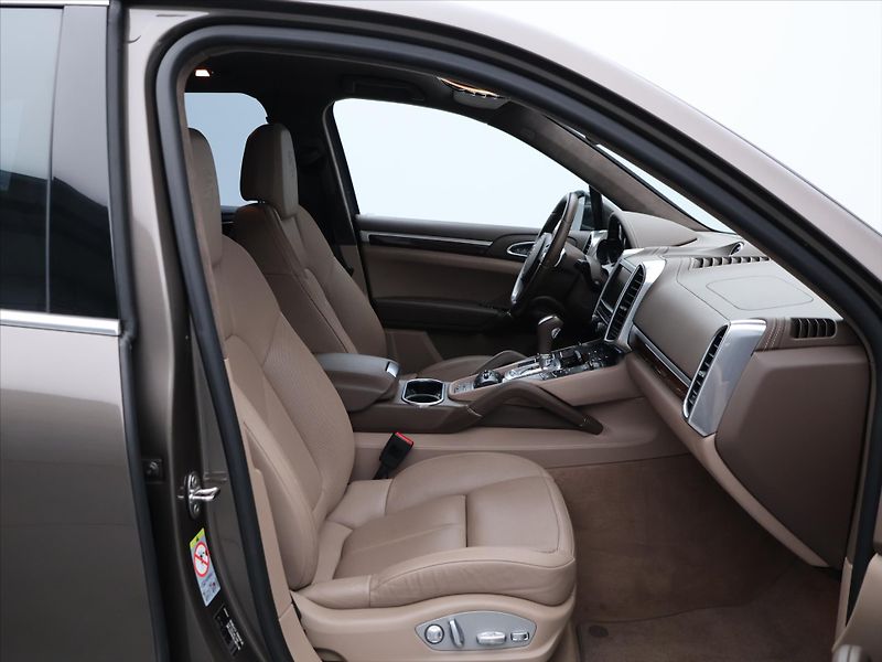 Porsche Cayenne 4.8 Turbo S 405kW DPH CZ - fotka 12 z 30