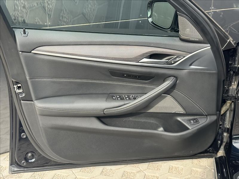 BMW Řada 5 3,0 540d xDrive M-Packet ČR DP - fotka 30 z 36