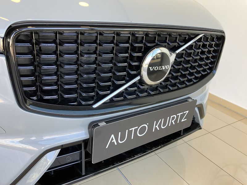 Volvo XC60 B4 AWD PLUS DARK AT8, ČR - fotka 3 z 41