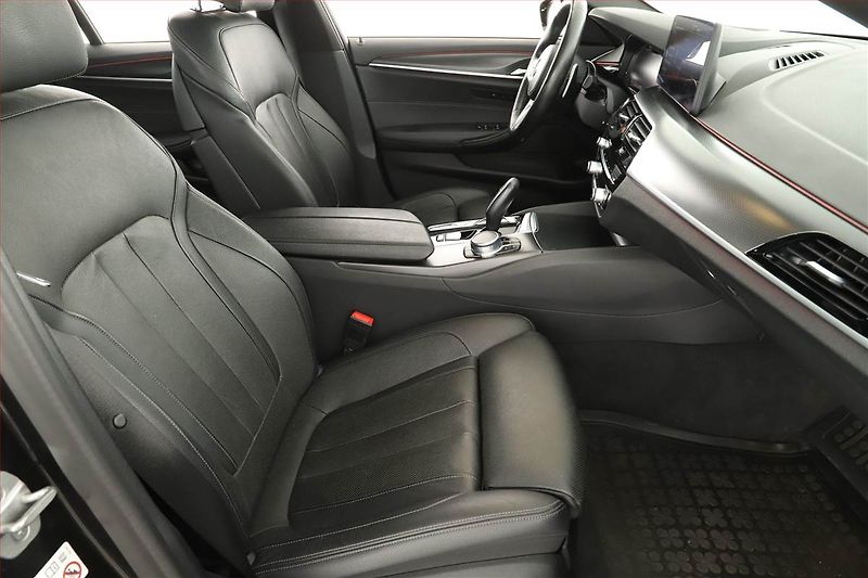 BMW Řada 5 (2020) M Sport 530d xDrive - fotka 7 z 19