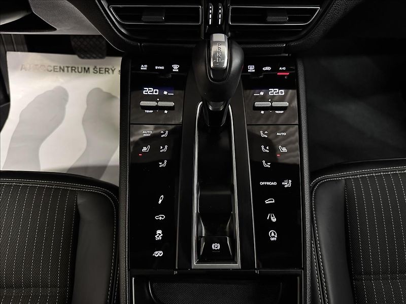 Porsche Macan T CHRONO PASM PANO MATRIX LED - fotka 31 z 49