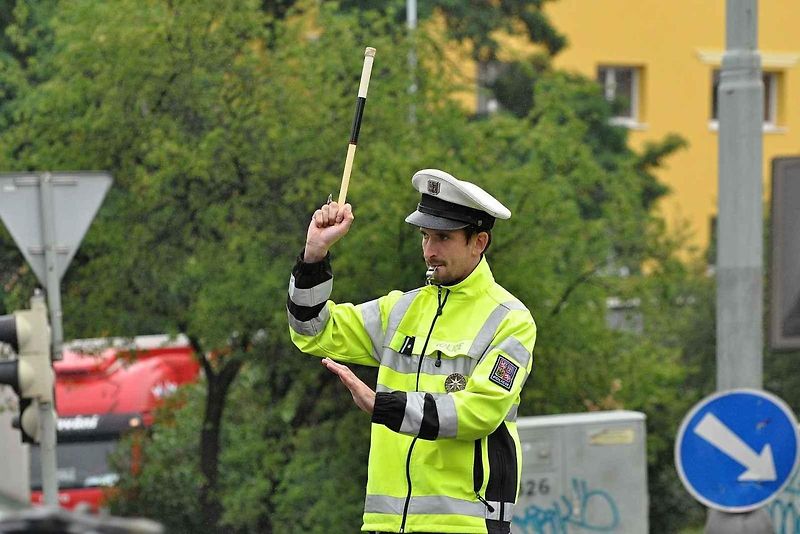 Ilustrační foto. Křižovatka řízená policistou.