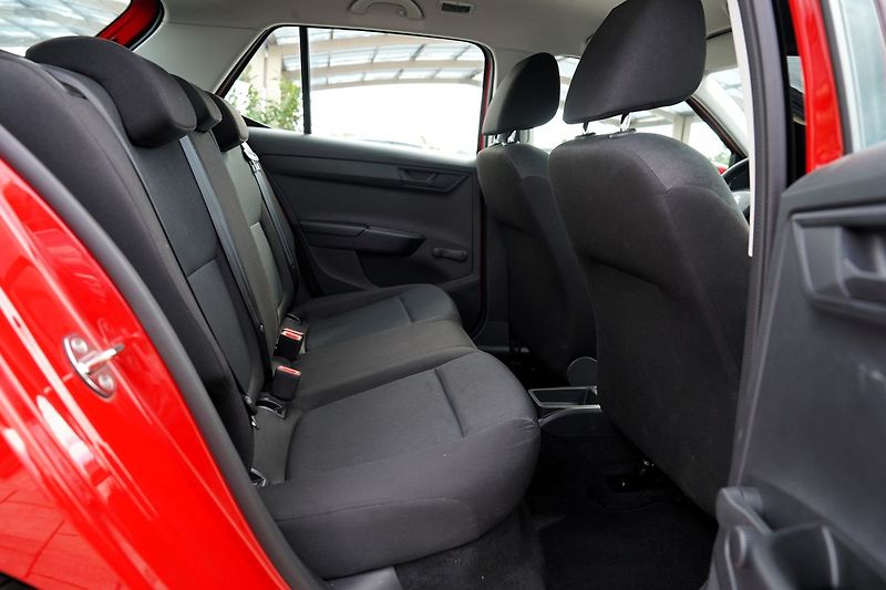 Škoda Fabia 1.0 MPI  75 PS/10.400 km !!!! - fotka 27 z 33