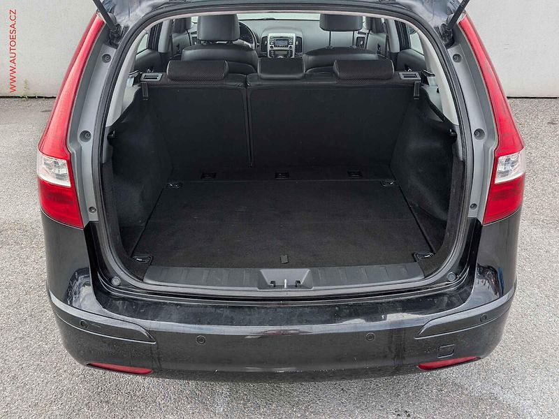 Hyundai i30 (2010) 1.6i, ČR, AC, park.asist - fotka 7 z 13