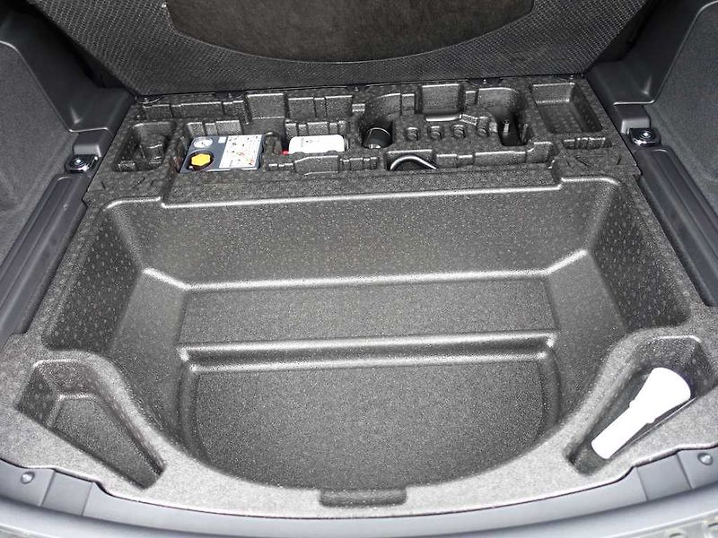 Land Rover Discovery Sport 2,0 R-Dynamic SE D200 - fotka 33 z 36