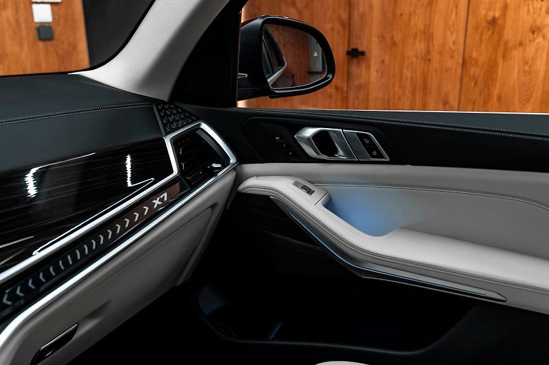 BMW X7 40i - fotka 15 z 27