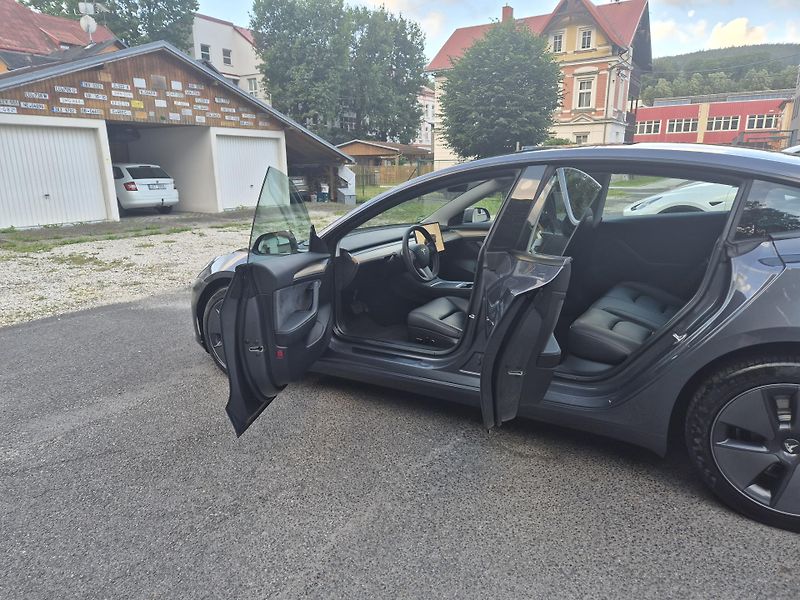 Tesla Model 3 LONG RANGE DUAL MOTOR 91,4% - fotka 13 z 49
