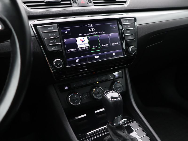 Škoda Superb 2,0 TDI 110kW DSG Style Plus - fotka 18 z 29