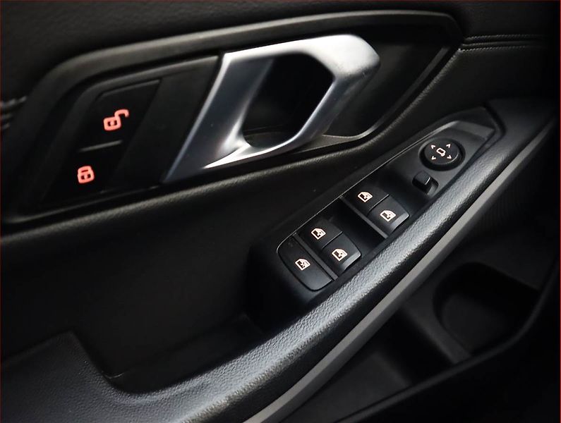 BMW Řada 3 (2020) 330 i, ČR, A/T, Kůže, Serviska - fotka 15 z 16